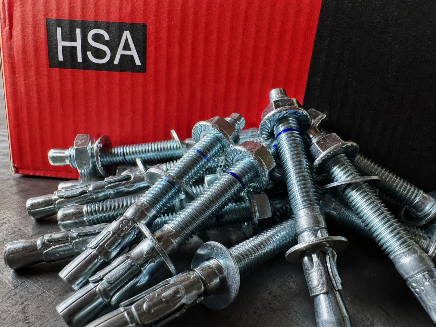 مجموعه رولبولتهای HSA در کنار بستهبندی قرمز و مشکی